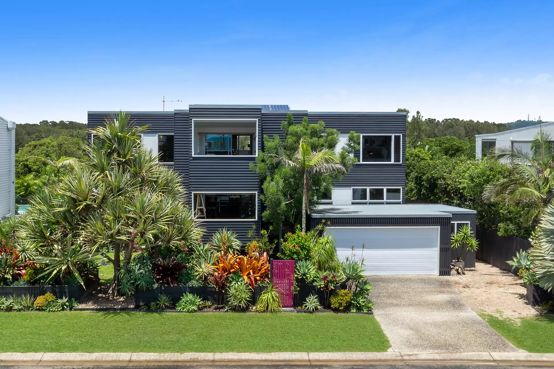 15 Kendall Street, Byron Bay Sold by Byron Bay Sotheby's International Realty - image 1