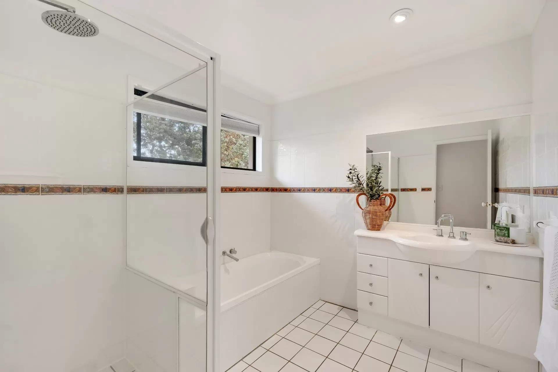 4 Dugun Court, Ocean Shores Sold by Byron Bay Sotheby's International Realty - image 1