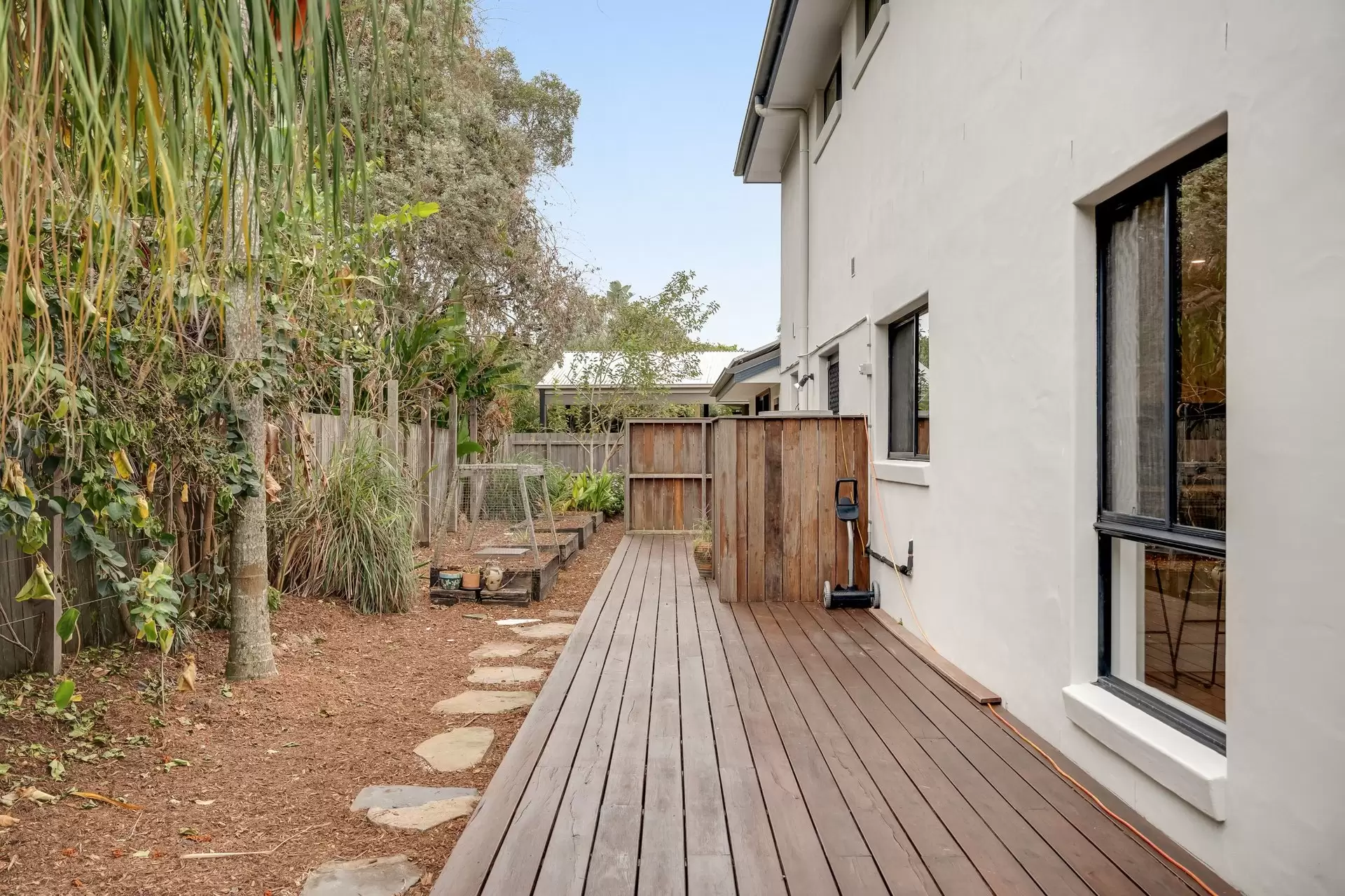 4 Dugun Court, Ocean Shores Sold by Byron Bay Sotheby's International Realty - image 1