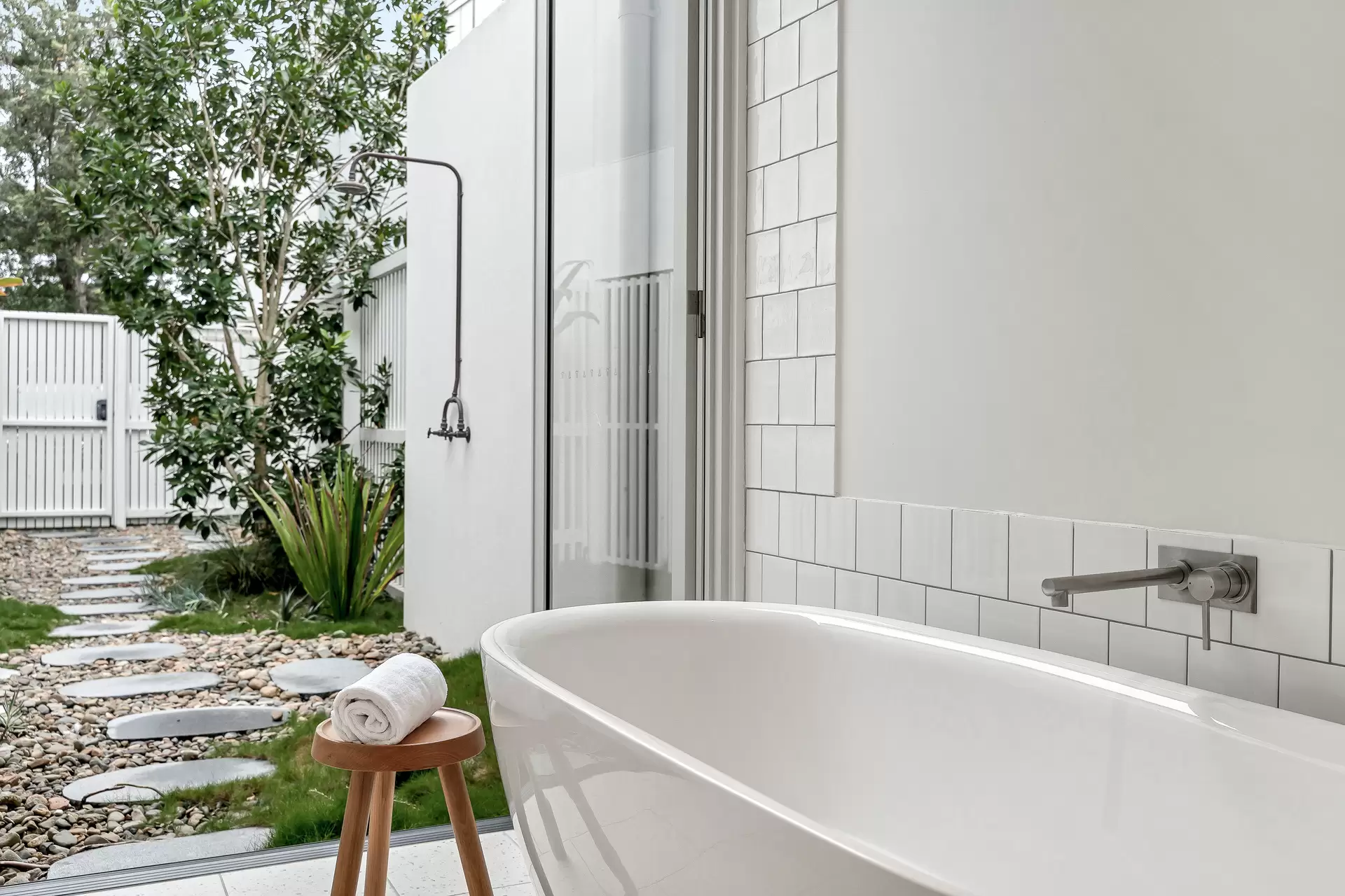 42 Bayshore Drive, Byron Bay Sold by Byron Bay Sotheby's International Realty - image 1