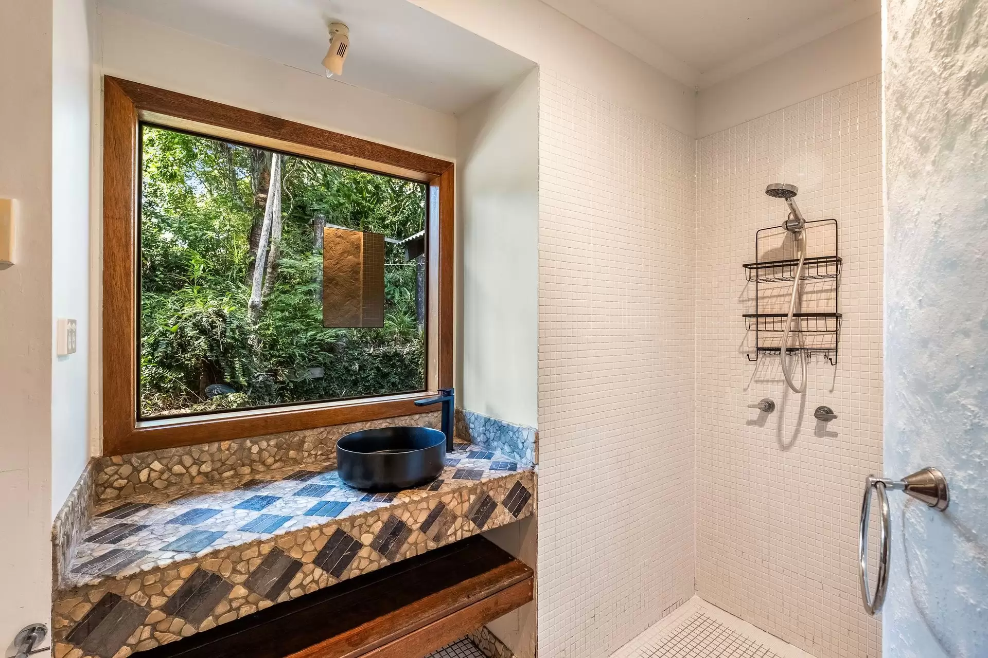 9 Angus Place, Ewingsdale For Sale by Byron Bay Sotheby's International Realty - image 1