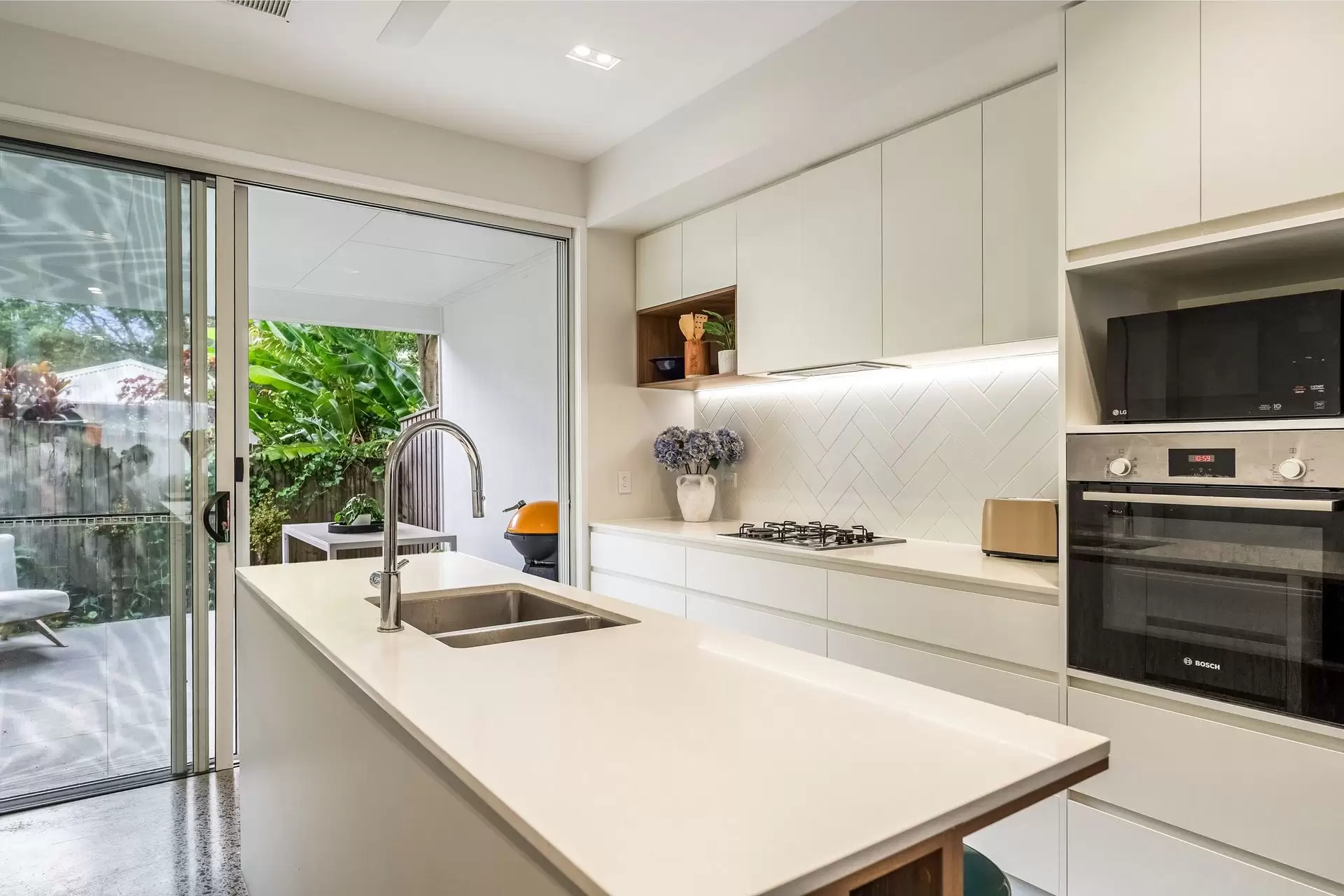 2/113 Paterson Street, Byron Bay Sold by Byron Bay Sotheby's International Realty - image 1