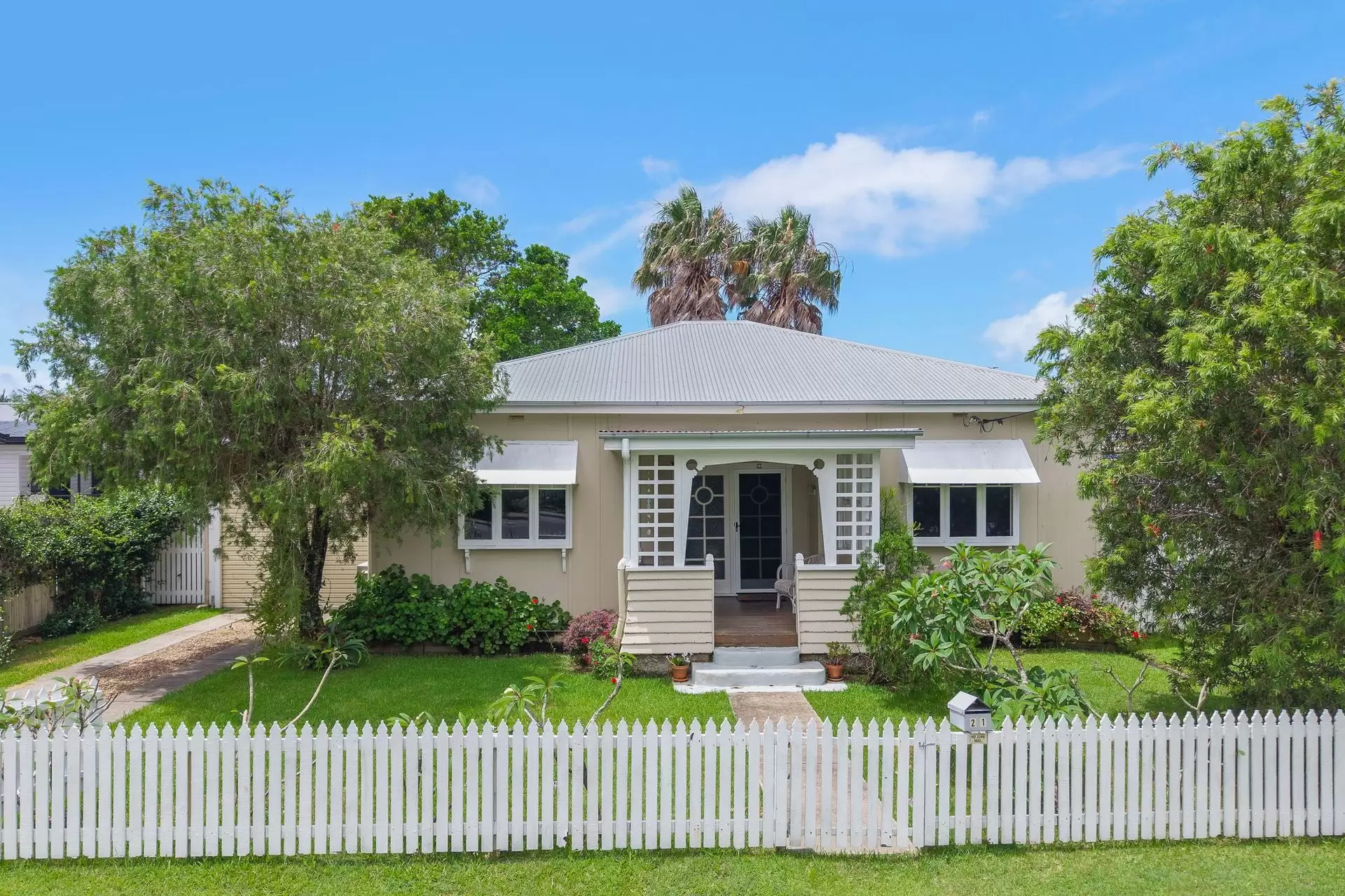 21 Carlyle Street, Byron Bay Sold by Byron Bay Sotheby's International Realty - image 1
